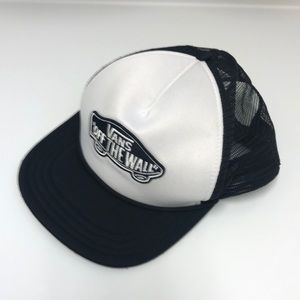 Vans “Off The Wall” Classic Patch Trucker Hat